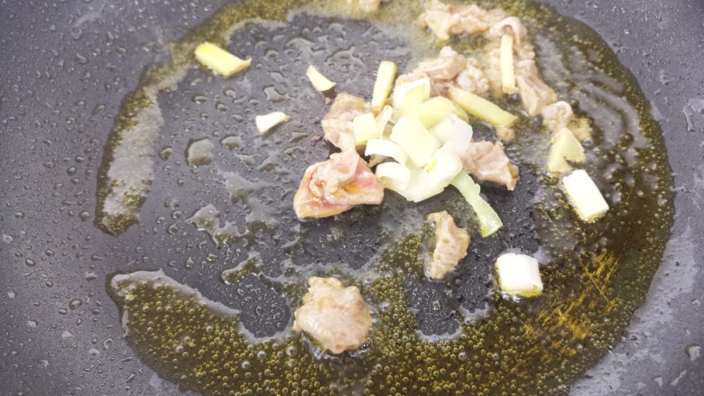 秋日营养牛肉菌汤,然后加入姜丝。