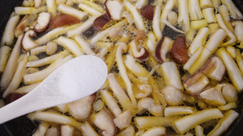 秋日营养牛肉菌汤,然后加两勺盐。