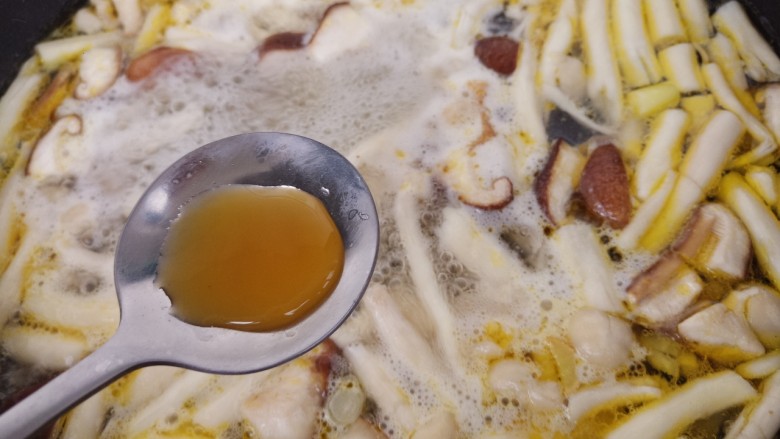 秋日营养牛肉菌汤,再加一勺鲜鸡汁。