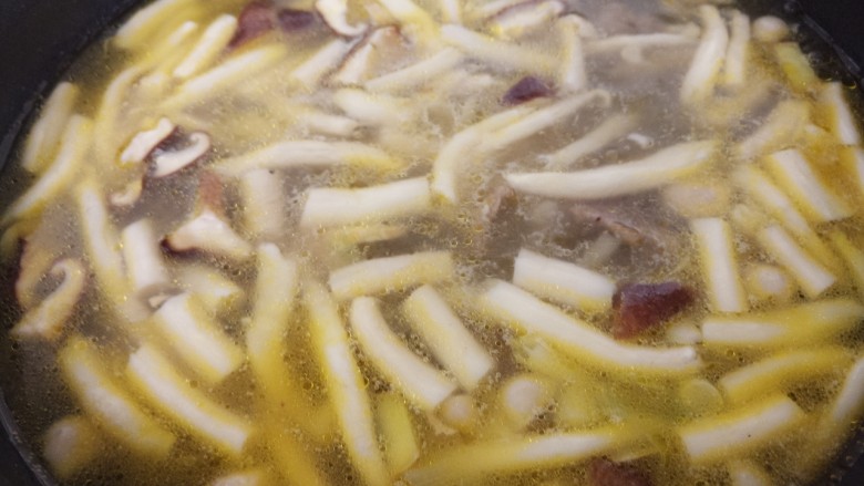 秋日营养牛肉菌汤,然后搅拌均匀。
