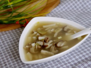 秋日营养牛肉菌汤,好了装入碗中。