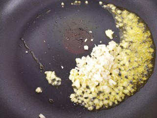 清蒸金针菇,接着把蒜末爆香。