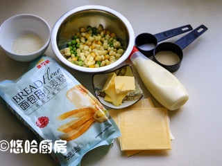 玉米芝士面包,准备要用的材料，沙拉酱是香甜味道的，芝士片是夹面包吃的那种。