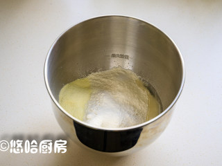 玉米芝士面包,搅拌缸中先放入水、盐、糖，再放入面粉、奶粉、酵母。