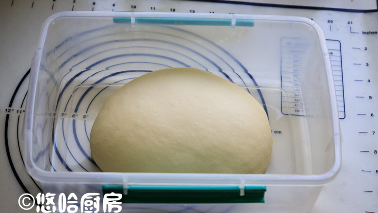 玉米芝士面包,秋天温度低，面团发酵1个半小时发酵到位。