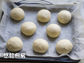 玉米芝士面包,面团捏紧收口，摆放在烤盘中，室温下进行二次发酵。