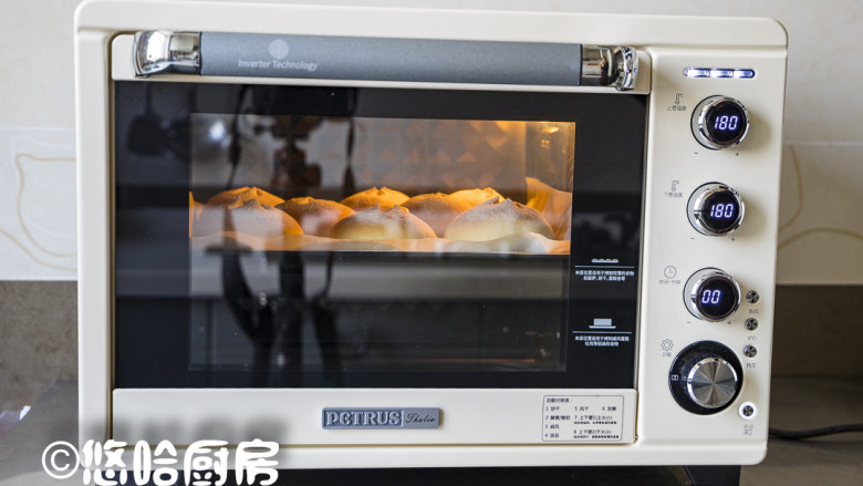玉米芝士面包,烤箱选用上下管同时加热功能，上下管温度均为180度，预热到位后放入烤盘至烤箱中层，烘烤20分钟。