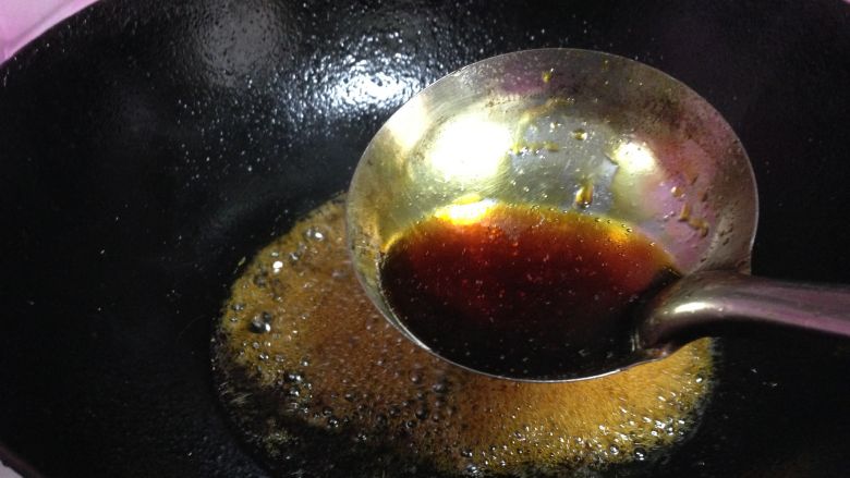 十味  小土豆笋干炖肉,炒到糖变成琥珀色时倒入一勺开水（一定要开开的水）成糖色