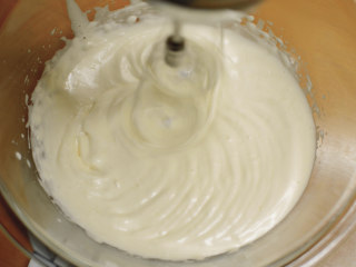蜂蜜蛋糕布丁焦糖三重奏,再低速2分钟打发，消掉大气泡，蛋糊变得又白又细腻。