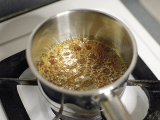蜂蜜蛋糕布丁焦糖三重奏,做焦糖液
细砂糖和10g水倒入锅中，加热至琥珀色关火，加入20g水，搅拌均匀。冷水接触焦糖会飞溅出来，同时会有大量蒸汽，这一步要注意安全。