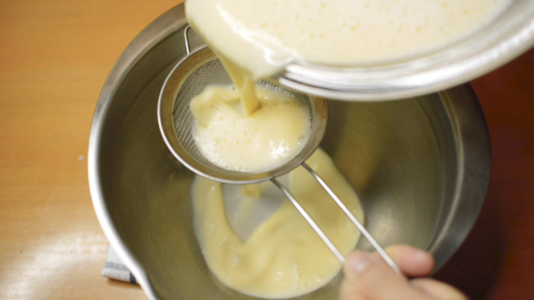 蜂蜜蛋糕布丁焦糖三重奏,将布丁液过滤，放置待用。