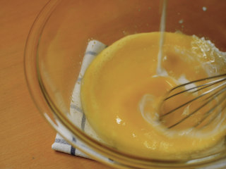 蜂蜜蛋糕布丁焦糖三重奏,鸡蛋、蛋黄、砂糖、蜂蜜混合均匀。将煮到冒泡的牛奶慢慢倒入蛋液，边倒边用蛋抽搅拌。