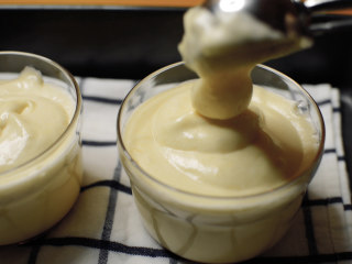 蜂蜜蛋糕布丁焦糖三重奏,用勺子舀入蛋糕糊，使其漂浮在布丁液上面。