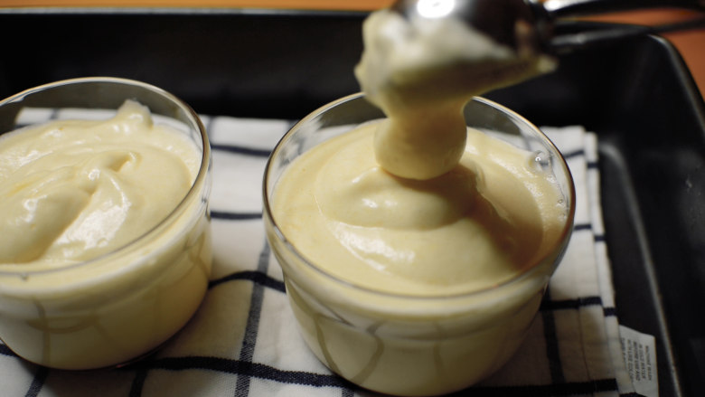 蜂蜜蛋糕布丁焦糖三重奏,用勺子舀入蛋糕糊，使其漂浮在布丁液上面。