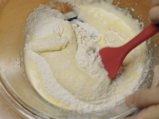 蜂蜜蛋糕布丁焦糖三重奏,筛入面粉，混匀。