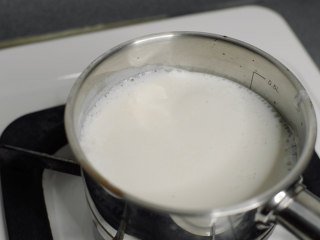 蜂蜜蛋糕布丁焦糖三重奏,布丁液
牛奶倒入奶锅，加热到冒小泡。