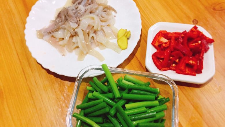 家常菜+蒜苔炒鱿鱼,食材准备妥妥的，