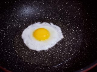 糖醋荷包蛋,锅中倒入适量的食用油烧热，打入鸡蛋
