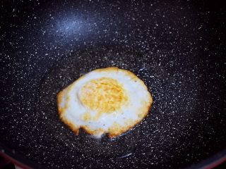 糖醋荷包蛋,煎至两面金黄色盛出备用，如果喜欢溏心蛋的可以不用翻面，只需煎至一面表面焦脆即可，这样就上面口感嫩，底部焦脆