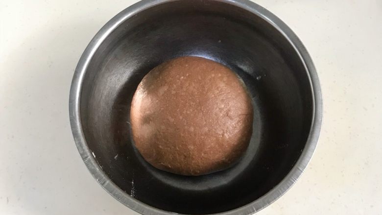 咖啡可可麻薯软欧包,面团呈扩展阶段，可以拉出薄膜后整理好面团放在大盆内，盖好保鲜膜进行发酵。