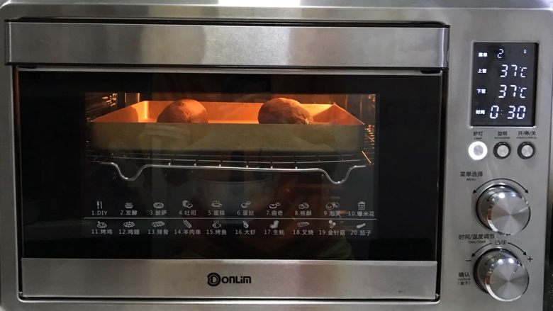 咖啡可可麻薯软欧包,把整醒好的面团放入烤箱中进行二次发酵，开启烤箱发酵功能，发酵温度37度，记得在烤箱底层放一碗温水增加湿度。