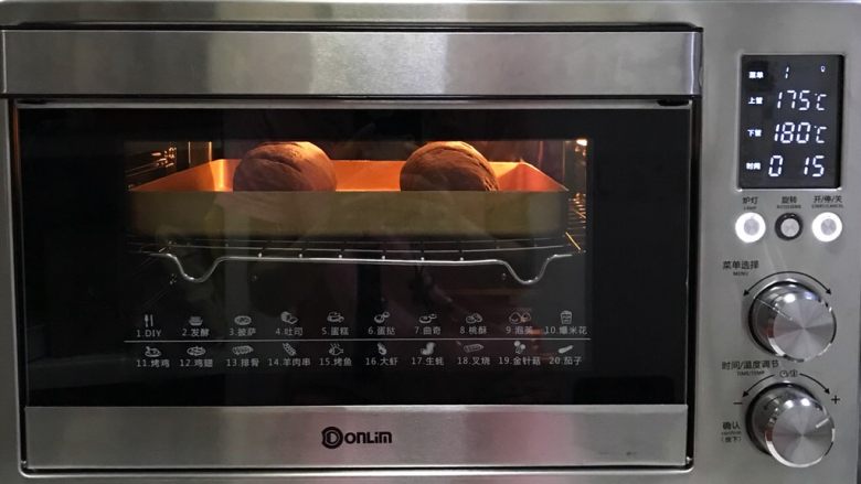 咖啡可可麻薯软欧包,放入预热好的烤箱中，上火175度，下火180度约烤15分钟。（具体烘烤温度和时间请按各自烤箱情况调整，面包表面上色后可盖锡纸，防止颜色烤深）