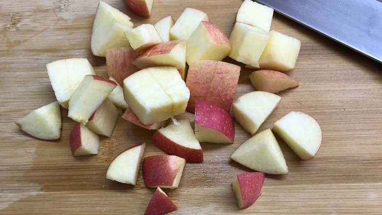  大枣山楂苹果汤,苹果去核后切成小块。