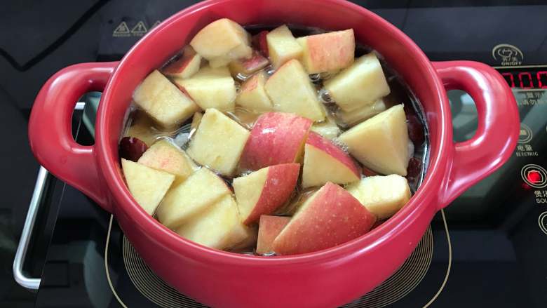  大枣山楂苹果汤,煮开后加入苹果。