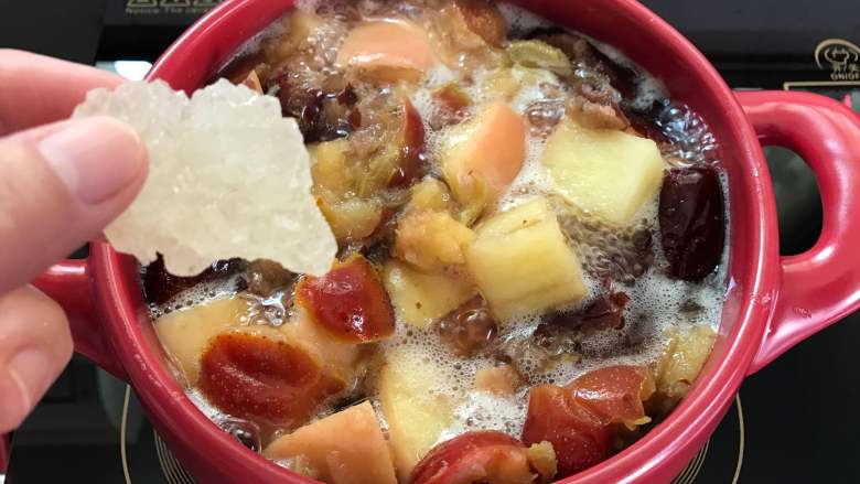  大枣山楂苹果汤,最后加入适量冰糖即可。