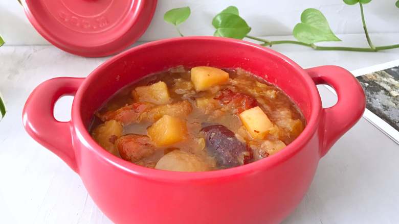  大枣山楂苹果汤,酸甜开胃，营养丰富的大枣山楂苹果汤。