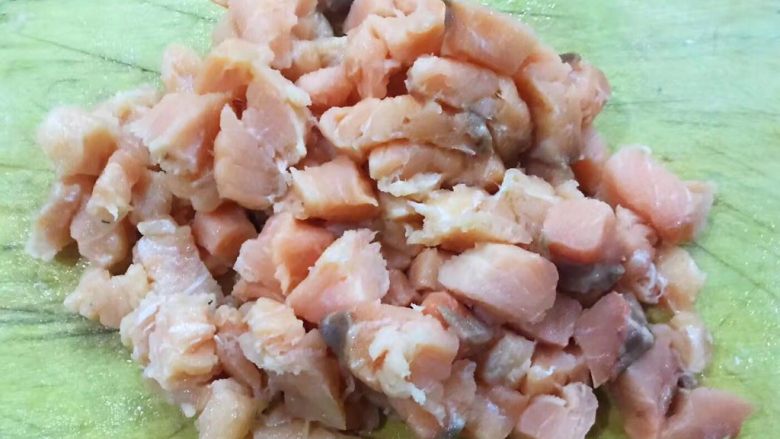 三文鱼时蔬粥,三文鱼切成大小均匀的小块状