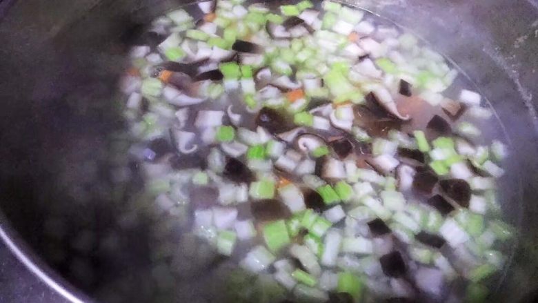 三文鱼时蔬粥,将胡萝卜、芹菜、香菇依次放入米粥中火煮5分钟