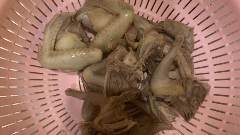 香菇枸杞鸽子汤,捞起来，沥干水