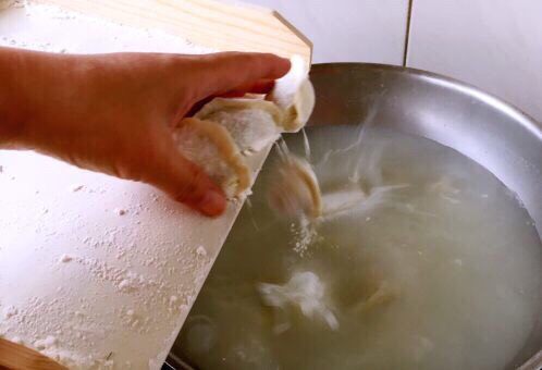 十味 螃蟹馅饺子,锅里放大量的水，水开后将饺子推入锅里。 一次别煮太多，我每次煮20～30个左右。