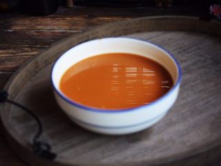 十味  海鲜（白蚬子）豆腐大酱汤,放入适量的水将大酱和辣椒酱稀释。