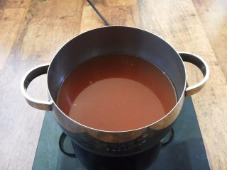 十味  海鲜（白蚬子）豆腐大酱汤,将稀释好的酱料放在汤锅里。
汤的量不够可再加些水。
汤水的量为1500ml，可供三人食用。
