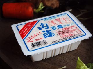 十味  海鲜（白蚬子）豆腐大酱汤,准备好豆腐，豆腐我选用的是内酯豆腐，也可以选用其它种类的豆腐。