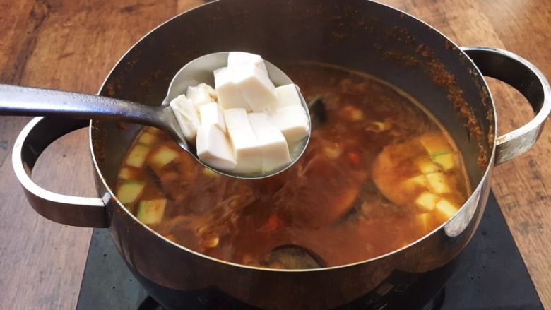 十味  海鲜（白蚬子）豆腐大酱汤,然后放入豆腐，煮开。
