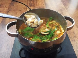 十味  海鲜（白蚬子）豆腐大酱汤,放入白蚬子肉。
将小西葫芦、茼蒿、圆白菜、白蚬子煮开，煮开后即可关火。