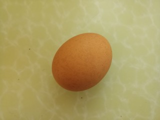 韭菜炒鸡蛋,准备一个鸡蛋。