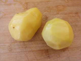 土豆炖排骨,准备两个土豆去皮洗净。