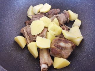 土豆炖排骨,然后加入土豆炒。