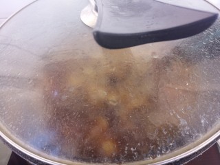 土豆炖排骨,然后盖盖子小火煮。煮25分钟左右。
