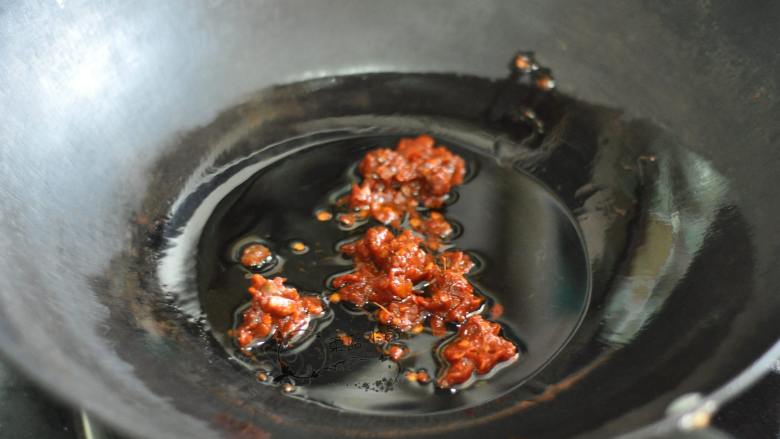 香辣肥肠面,锅里倒入油，放入郫县豆瓣酱炒出红油。