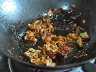 香辣肥肠面,卤好的肥肠捞出，切段，放入锅中炒几下。