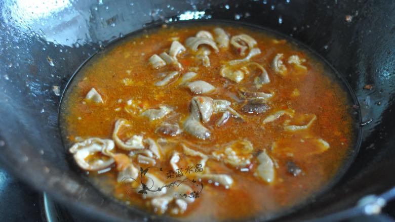 香辣肥肠面,倒入开水，煮1分钟即为汤头。