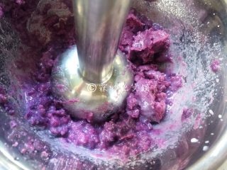 十味 紫薯乳酪挞,用搅拌棒或粉碎机碾碎、拌匀，越细腻越好，然后放置一边备用