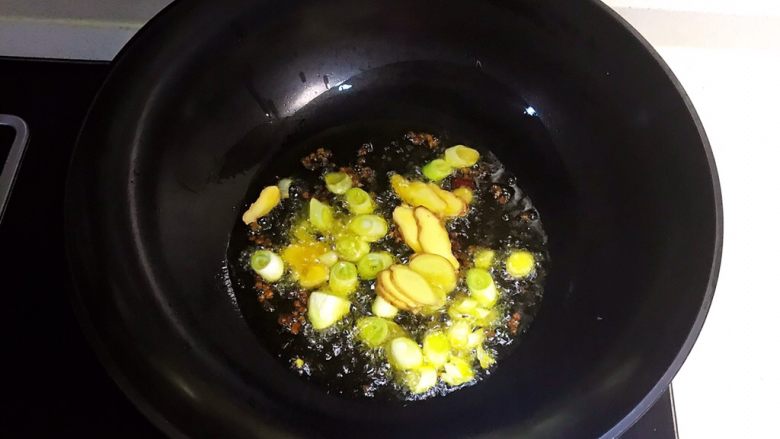 十味  私房菜 红油脑花,菜籽油烧热后加入姜片和葱花，煸炒出香味