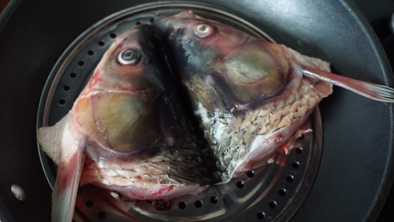 十味  剁椒鱼头,鱼头放在网蒸架上锅蒸至鱼眼睛变白，取出，倒去蒸鱼的水