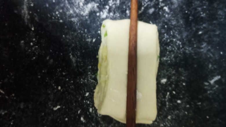 十味   葱油花卷,拿一根筷子在上面用力往下压，然后拉扯两头之后。再往下一收拢就可以了。
